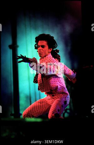 CHICAGO, ILLINOIS - 17 SEPTEMBRE 2016 : Prince se produit au Rosemont Horizon à Rosemont, Illinois, le 17 septembre 1988.© Gene Ambo Banque D'Images