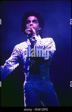 CHICAGO, ILLINOIS - 17 SEPTEMBRE 2016 : Prince se produisant au Rosemont Horizon à Rosemont, Illinois le 17 septembre 1988. © Gene Ambo Banque D'Images