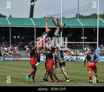 Nick Isiekwe des Saracens et Chandler Cunningham-South des Harlequins lors du Gallagher PREM match entre Saracens et Harlequins au StoneX Stadium Banque D'Images