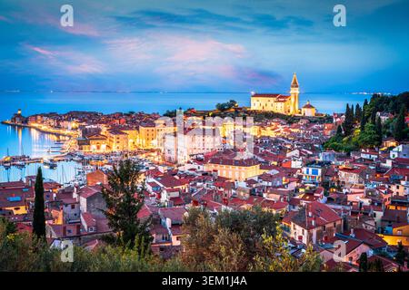 Piran, Slovénie vue sur la vieille ville au crépuscule. Banque D'Images