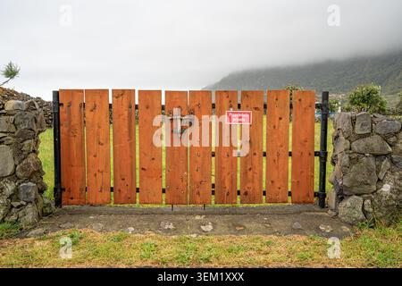 Une clôture marquant la limite d'une propriété privée à Fajã Grande, une fajã typique de l'île de Flores, aux Açores. Banque D'Images