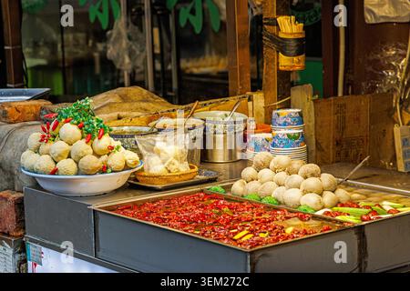 Stand coloré de Street food vendant des boulettes et boulettes de viande avec sauce épicée à Xi'an, en Chine Banque D'Images