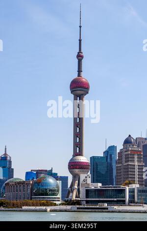 La Tour de la perle orientale s'élève au-dessus des dômes du Musée des sciences et de la technologie de Shanghai, à côté de la rivière Huangpu, Shanghai, Chine Banque D'Images