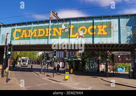 Camden Lock signe sur le pont ferroviaire à Camden à Londres, Angleterre Banque D'Images
