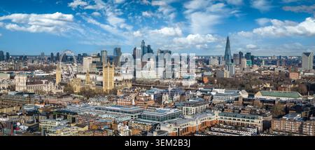 Vue aérienne panoramique de la ligne d'horizon de Londres, Angleterre, avec l'abbaye et le palais de Westminster qui s'étendent jusqu'à la City< Banque D'Images