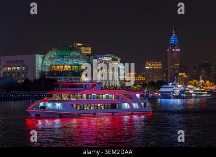 Le bateau de croisière illuminé sur le fleuve Huangpu passe devant un dôme de verre et la tour Bund la nuit, Shanghai, Chine Banque D'Images