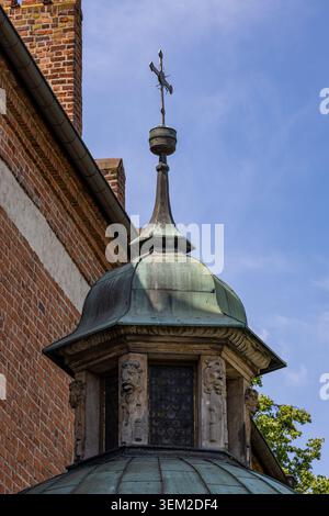 L'image montre une coupole de Saint-Martin et la cathédrale Saint-Nicolas à Bydgoszcz. La structure comprend un toit en cuivre patiné avec une flèche pointue Banque D'Images