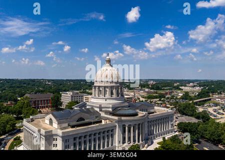 Jefferson City, Missouri, États-Unis. 4 juin 2026. Vue aérienne du Capitole de l'État du Missouri à Jefferson City, avec son dôme emblématique, sa grande architecture et son parc historique surplombant le fleuve Missouri, symbolisant le cœur du gouvernement du Missouri. (Crédit image : © Walter Arce/ASP via ZUMA Press Wire) USAGE ÉDITORIAL SEULEMENT ! Non destiné à UN USAGE commercial ! Banque D'Images