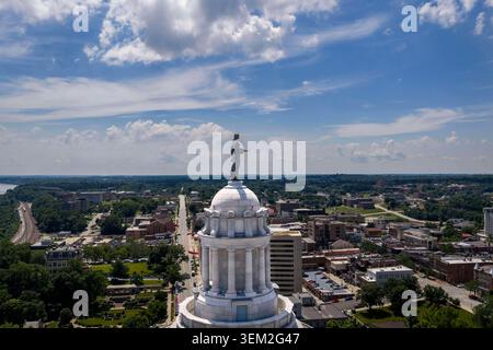 Jefferson City, Missouri, États-Unis. 4 juin 2026. Vue aérienne du Capitole de l'État du Missouri à Jefferson City, avec son dôme emblématique, sa grande architecture et son parc historique surplombant le fleuve Missouri, symbolisant le cœur du gouvernement du Missouri. (Crédit image : © Walter Arce/ASP via ZUMA Press Wire) USAGE ÉDITORIAL SEULEMENT ! Non destiné à UN USAGE commercial ! Banque D'Images