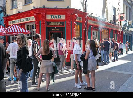 Joyeuses foules estivales devant la Dame Tavern sur Dame court, Dublin 2, profitant de l'hospitalité ensoleillée et chaleureuse en plein air dans le centre-ville Banque D'Images