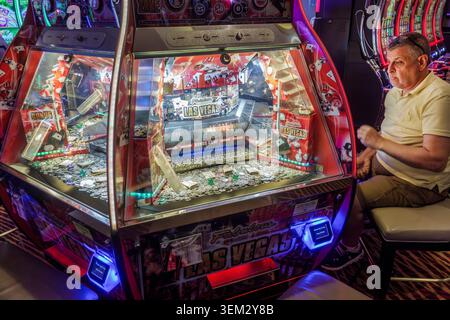 Océan Atlantique, casino, jeu d'arcade de pousseur de pièce, fabuleux Las Vegas, machine de jeu, homme adulte, passager masculin, assis, jeu de jeu, intérieur de casino, divertir Banque D'Images