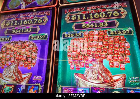 Océan Atlantique, machine à sous de casino, jeu de jackpot, divertissement de jeu, machine à sous vidéo, enveloppe chanceuse, prunes riches, richesse de Jade, lumières au néon, digita coloré Banque D'Images