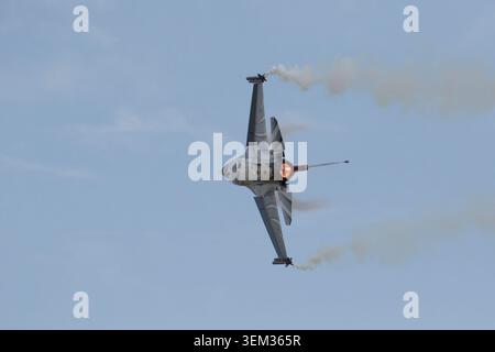 Un F-16AM Fighting Falcon (immatriculation FA-57) de l'Armée de l'Air belge, une livrée commémorative du jour J, monte dans le ciel lors d'un spectacle aérien Banque D'Images
