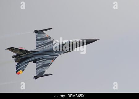 Un F-16AM Fighting Falcon (immatriculation FA-57) de l'Armée de l'Air belge, une livrée commémorative du jour J, monte dans le ciel lors d'un spectacle aérien Banque D'Images