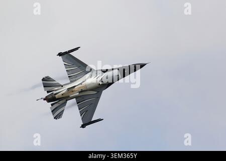 Un F-16AM Fighting Falcon (immatriculation FA-57) de l'Armée de l'Air belge, une livrée commémorative du jour J, monte dans le ciel lors d'un spectacle aérien Banque D'Images