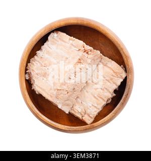 Morceaux de filet de saumon rose dans un bol en bois. Saumon rose en conserve, Oncorhynchus gorbuscha, pêché dans la nature, à chair rose pâle. Banque D'Images