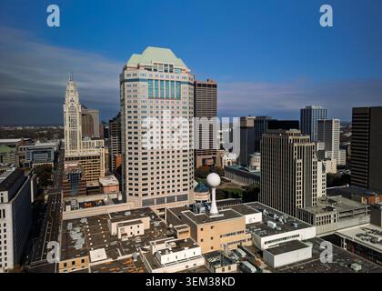 Columbus Ohio centre-ville paysage urbain avec gratte-ciel sous le ciel bleu ensoleillé Banque D'Images