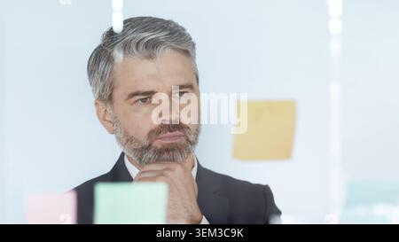 Focused Middle Age Man analyser des idées dans Office, Business concept Banque D'Images