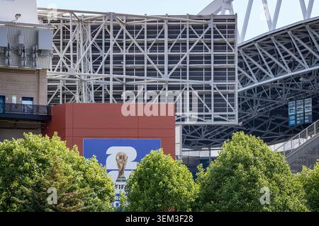 Seattle, WA, États-Unis. 4 juin 2026. La signalétique de la Coupe du monde est visible à l'extérieur du stade de Seattle (Lumen Field), ainsi que certaines des bannières du championnat des Seahawks de Seattle, avant le tournoi de 2026. Banque D'Images