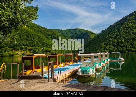 Pédalos amarrés sur un quai en bois sur le lac Pliva à Jajce, Bosnie-Herzégovine Banque D'Images