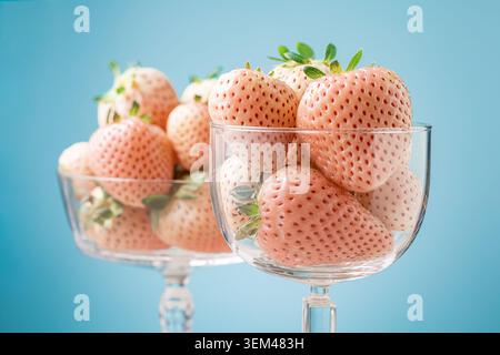 Gros plan sur les fraises à l'ananas dans les verres coupe champagne. Banque D'Images