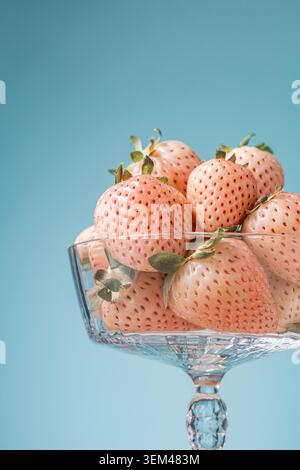 Gros plan élégant plat de compote en verre plein d'ananas frais Banque D'Images