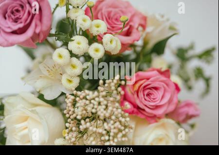 Bouquet romantique doux avec des roses roses roses et blanches et de la fièvre Banque D'Images
