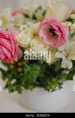 Bouquet floral pastel avec ranoncule rose et roses crème Banque D'Images