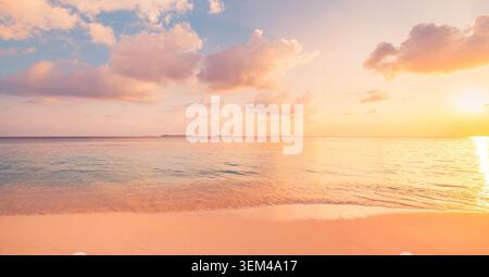 Couchant pastel doux sur une plage tropicale calme, soleil doré brillant à travers les nuages au-dessus de la mer douce, paysage de soirée paisible onirique, scénique. Méditation Banque D'Images
