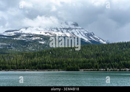 Chaîne de montagnes du parc national de Yoho avec forêt et lac Banque D'Images