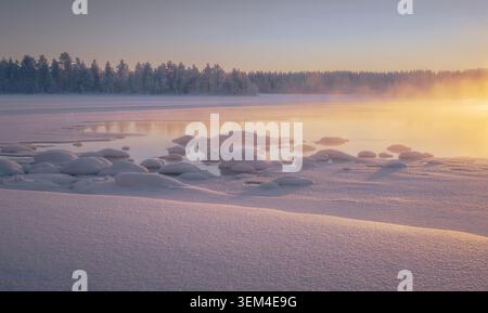 Lac gelé au lever du soleil en Laponie finlandaise, Finlande Banque D'Images