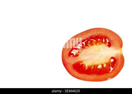 Vue de dessus gros plan horizontal d'une seule tranche de tomate rouge fraîche isolée sur fond d'espace de copie blanc Banque D'Images