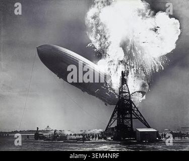 LAKEHURST, NEW JERSEY, États-Unis - 6 mai 1937 - le dirigeable allemand (zeppelin) Hindenburg en feu sur le mât d'amarrage de Lakehurst, New Jersey, États-Unis d'Amérique, 6 mai 1937. Rempli d'hydrogène, il a pris feu et a été détruit lors de sa tentative d'accostage avec son mât d'amarrage à la Naval Air Station Lakehurst. L'accident a fait 35 morts (13 passagers et 22 membres d'équipage) parmi les 97 personnes à bord (36 passagers et 61 membres d'équipage), et un décès supplémentaire au sol. La catastrophe a marqué la fin de l'ère des dirigeables - photo : Geopix/Sam Shere Banque D'Images