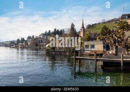 Une vue panoramique sur la station balnéaire de Weggis, située sur les rives du lac de Lucerne dans le canton de Lucerne, Suisse centrale. Banque D'Images