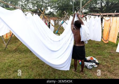 Blanchisserie publique Dhobi Khana dans la ville de kochi dans le kerala en Inde, homme local accrochant des vêtements et séchant, son travail, son occupation, ses moyens de subsistance Banque D'Images