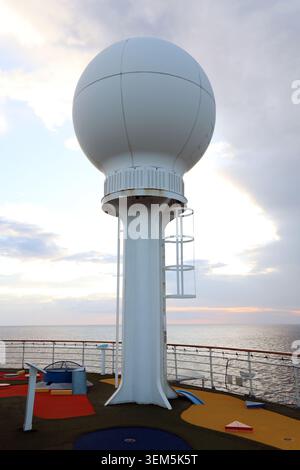 Grande antenne de communication radar par satellite marine sur le pont d'un navire de croisière Banque D'Images
