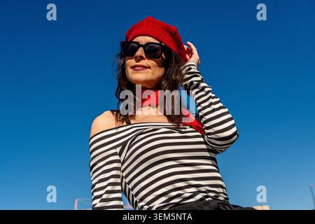 Femme solo voyageant à paris portant un béret français élégant Banque D'Images