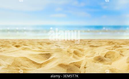 Plage de sable vide en face de la mer d'été avec espace de copie Banque D'Images