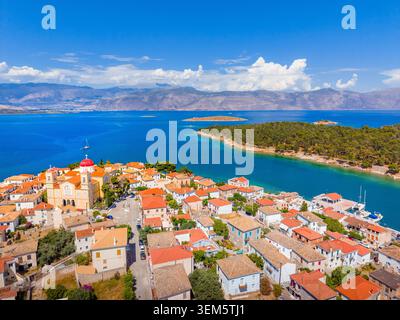 Scenic Vue aérienne de Galaxidi village avec des bâtiments colorés, Grèce Banque D'Images