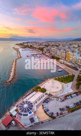 Panorama de la ville de Patras, Grèce Une vue panoramique large de Patras, Grèce, mettant en valeur son paysage côtier, son paysage urbain dynamique et le magnifique golfe Banque D'Images