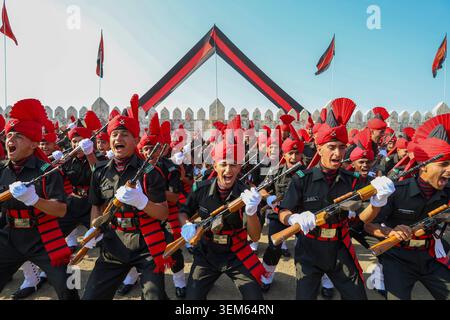 SRINAGAR, CACHEMIRE ADMINISTRÉ PAR L'INDE 30 MAI 2026 : des soldats de l'armée indienne nouvellement recrutés du JAKLI d'infanterie légère du Jammu-et-Cachemire prennent part à un défilé d'évanouissement au quartier général de l'armée JAKLI à Srinagar, Jammu-et-Cachemire. Au total, 538 jeunes hommes du Cachemire, représentant divers milieux religieux, ont été officiellement intronisés dans le régiment d infanterie légère du Jammu-et-Cachemire JAKLI de l armée indienne après avoir terminé 24 semaines de rigoureux entraînement militaire. SRINAGAR INDIAN-ADMINISTRÉ KASHMIR INDIA Copyright : xSameerxHussainx Banque D'Images