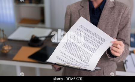 professionnel tenant document juridique papier examen contrat entreprise entreprise entreprise moderne bureau entreprise Banque D'Images
