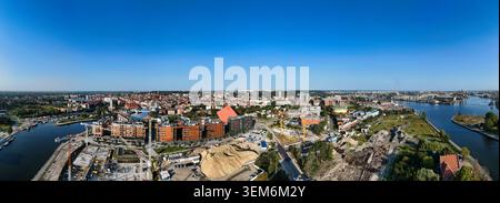 Panorama aérien du paysage urbain de Gdansk avec développement de la rivière et de la construction urbaine Banque D'Images
