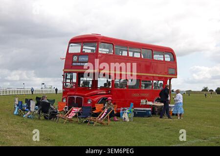 Epsom Downs, Surrey, Angleterre, Royaume-Uni. 5 juin 2026. Courses hippiques de jour pour dames sur Epsom Downs Surrey. Un bus à impériale London transport Routemaster stationné sur Epsom Downs. Crédit : Julia Gavin/Alamy Live News Banque D'Images