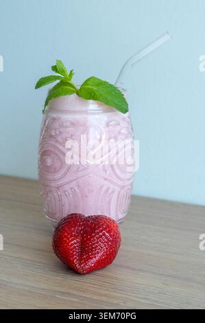 Milkshake aux fraises à la menthe et à la fraise sur table en bois Banque D'Images
