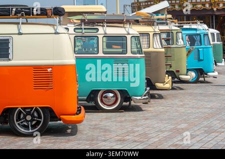Scheveningen, pays-Bas, 31.05.2026, VW Kombi Vintage Camper Vans dans une rangée au salon de l'automobile classique Banque D'Images