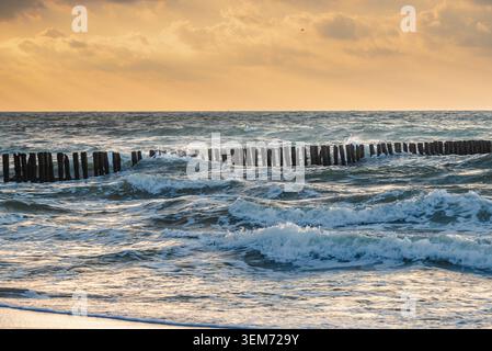 Vagues sur la mer Baltique au coucher du soleil sur la plage de Donskoye. Région de Kaliningrad, Russie Banque D'Images