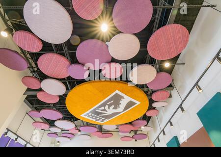 Memphis, États-Unis, 24 mai 2026 – Des panneaux acoustiques circulaires colorés pendent du plafond avec un grand disque jaune représentant les Stax Records Banque D'Images