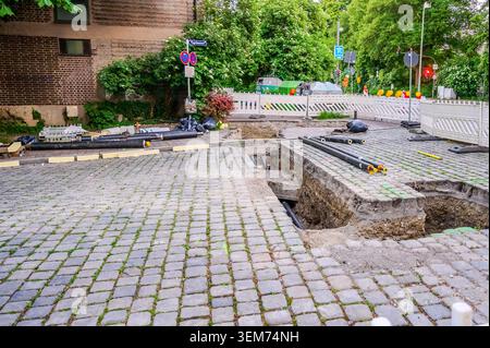 Excavation des rues et remplacement des tuyaux de service public en cours avec pavage Banque D'Images