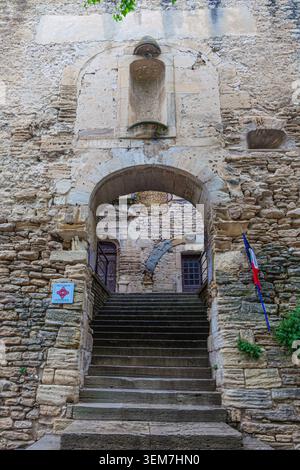 Entrée au château de Gordes en Provence France Banque D'Images